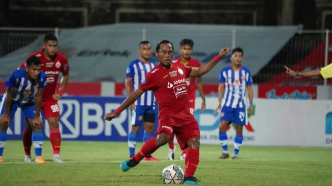 Tony Sucipto gagal mengeksekusi penalti Persija, 1. Marc Klok , 3. Rezaldi Hehanussa, 4. Tony Sucipto, 5. Aliyudin 