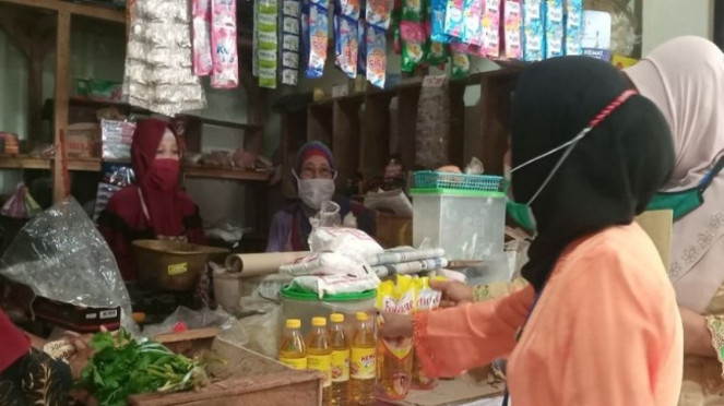 Pedagang sembako di pasar tradisional Kabupaten Batang, Jawa Tengah masih jual minyak goreng dengan harga lama.