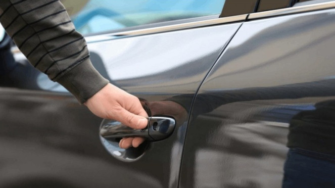 Gagang Pintu Mobil.