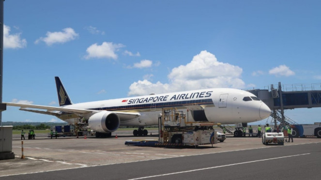 Singapore Airlines., Pesawat Singapore Airlines, Singapore Airlines., Singapore Airlines Boeing 777, Qantas Airlines, Pesawat Airbus A380 milik Qantas, Qatar Airways Boeing 787 Dreamliner, Pesawat penumpang terbesar Airbus A380-800 milik maskapai Emirates, Ilustrasi pesawat milik maskapai Qatar Airways., Maskapai China Eastern Airlines, Penerbangan perdana maskapai Air New Zealand rute Auckland - Denpasar - Auckland.