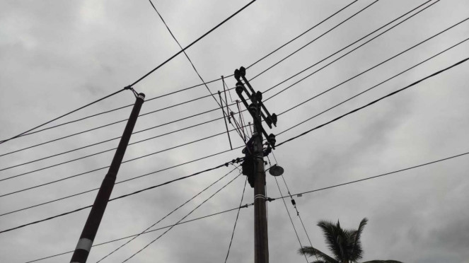 Tiang listrik PLN di Sumatera Barat.