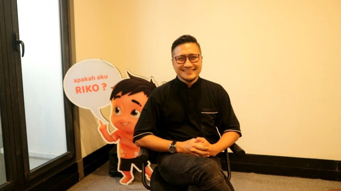 Arie Untung, DJ Putri Una, Arie Untung, Ibunda berziarah ke makam Uje, Kenny Austin