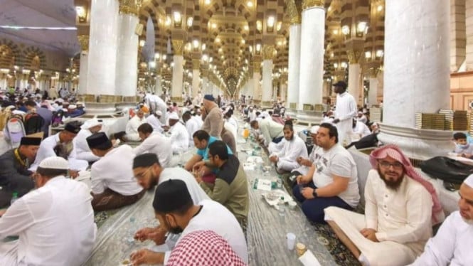 Jemaah umrah yang buka puasa dan sahur di Masjid Nabawi, Madinah, Arab Saudi., Padati Makam Rasulullah, Jemaah Haji Salat Arbain di Masjid Nabawi, Raudhatun Jannah/Raudhah (Taman Surga) di Masjid Nabawi, Ilustrasi suasana jemaah haji di Arab Saudi (dok: BP Haji), Menjelajah oleh-oleh di Pasar Dawoodiyah, Madinah, Jemaah dari mancanegara ke masjid Nabawi, Madinah, Kepulangan jemaah haji Indonesia melalui bandara AMAA, Madinah