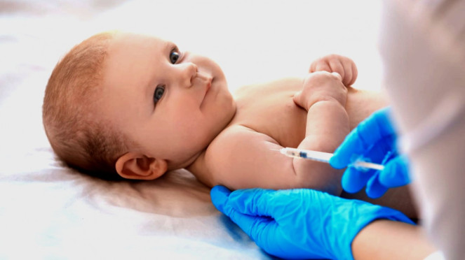 Ilustrasi imunisasi bayi, Influenza Masih Jadi Ancaman Global, Mengapa Vaksin Berubah dari Quadrivalent ke Trivalent?, Anak-Anak Jadi Kelompok Penting yang Perlu Dijaga, Jadwal Vaksin Flu untuk Anak, Komplikasi yang Bisa Terjadi, Langkah Pencegahan Sehari-hari, Dukungan Industri Kesehatan