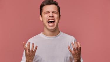 Ilustrasi pria marah/emosi., 1. Kesulitan Membicarakan Kesehatan Mental, 2. Menahan Kekesalan Kecil Sehari-hari, 3. Keinginan untuk Punya Waktu Sendiri, 4. Sulit Mempercayai Janji Tanpa Bukti Nyata, 5. Takut Tergantikan, 6. Kurangnya Sentuhan dan Kasih Sayang, 7. Tekanan untuk Menjadi Sosok Ideal, 8. Dorongan untuk Terus Bersaing, 9. Beban Menjadi Pencari Nafkah, 10. Memendam Emosi, 11. Ketegangan yang Terus Menumpuk