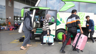 Pemudik Menggunakan Bus di Terminal Pulogebang