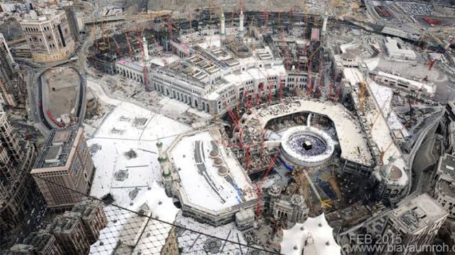 Foto Udara Masjidil Haram (2015). Tribun tawaf sementara dipasang memutari Kabah, Pemakaman kuno Mala di Mekah , Foto Udara Masjidil Haram (2015). Tribun tawaf sementara dipasang memutari Kabah, Ilustrasi suasana jemaah haji di Arab Saudi (dok: BP Haji), Makam KH Maimoen Zubair di pemakaman Mala Mekah