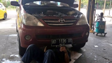 Bengkel mobil umum.