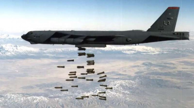 VIVA Militer: Pesawat Pembom Angkatan Udara Amerika Serikat, B-52 Stratofortress, VIVA Militer: Jet tempur F-16V Viper Angkatan Udara Amerika Serikat , VIVA Militer: Pesawat Pembom Angkatan Udara Amerika Serikat, B-52 Stratofortress, VIVA Militer: Pesawat tanker (bahan bakar) Boeing KC-46 Pegasus, Helikopter UH-60 Black Hawk milik militer AS, VIVA Militer: Jet tempur F-35 militer Amerika dikawal F-16 TNI Angkatan Udara, Pesawat Jet F-15