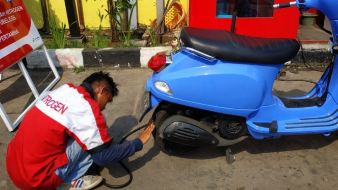 Ilustrasi isi angin ban nitrogen