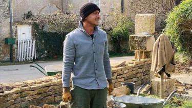 Hamish Daud bantu temannya membangun rumah
