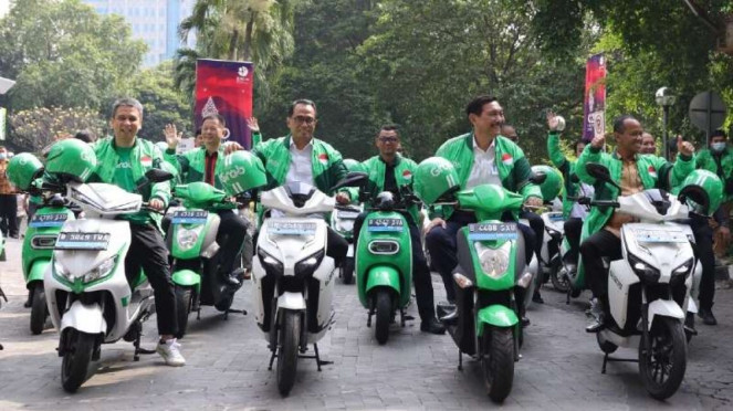 Menko Luhut dan Menhub Budi bersama petinggi Grab.