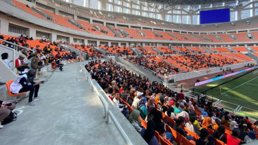 Warga berdatangan jelang grand launching Jakarta International Stadium (JIS).