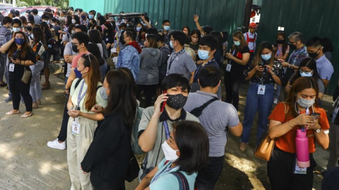 Para karyawan keluar dari gedung saat gempa mengguncang Filipina.