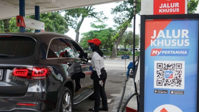 Petugas saat melayani Pelanggan di SPBU Pertamina.