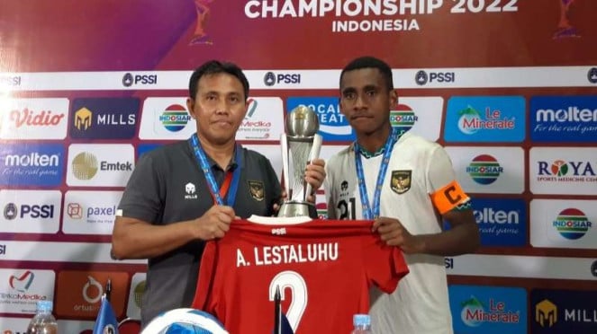 Pelatih Timnas Indonesia U-16 Bima Sakti dan kapten tim Iqbal Gwijangge, 1. Dimas Drajad, 2. Abduh Lestaluhu, 3. Ikhram Al Ghifari, 4. Iqbal Gwijangge, 5. Tegar Infantrie, 6. Manahati Lestusen, 7. Erwin Ramdani