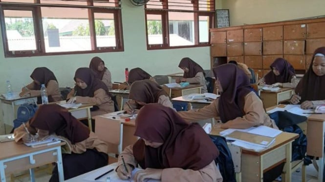 ilustrasi murid belajar di kelas