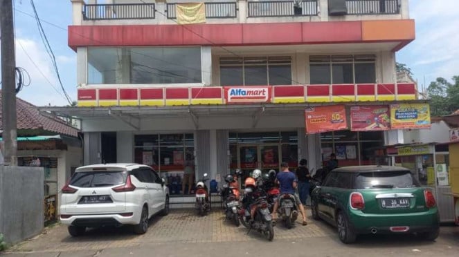 Gerai Alfamart.