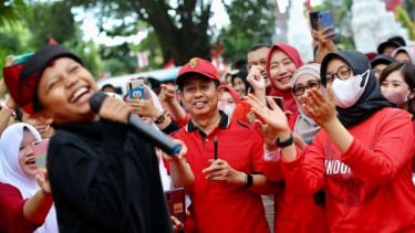Penyanyi cilik Farel Prayoga disambut Bupati Banyuwanti Ipuk Fiestiandani.