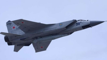 VIVA Militer: Jet tempur Rusia, MiG-31E, membawa rudal nuklir Kh-47M2 Kinzhal