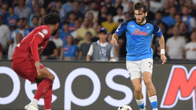Pemain Napoli, Khvicha Kvaratskhelia, 1. Jan Oblak (Slovenia), 2. Jon Aramburu (Venezuela), 3. Nikola Milenkovic (Serbia), 4. Milos Kerkez (Hongaria), 5. Carlos Baleba (Kamerun), 6. Konstantinos Karetsas (Yunani), 7. Dominik Szoboszlai (Hongaria), 8. Bryan Mbeumo (Kamerun), 9. Victor Osimhen (Nigeria), 10. Khvicha Kvaratskhelia (Georgia)