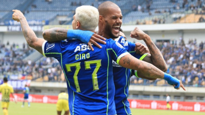 Selebrasi striker Persib Bandung, Ciro Alves dan David da Silva, 1. Rizky Ridho Dicoret, Ini 4 Pemain Persija Jakarta yang Dipanggil Timnas Indonesia untuk Piala AFF 2026, 2. Ciro Alves dan David da Silva Berpeluang Dipanggil Timnas Indonesia untuk Piala AFF 2026?, 3. Jilat Ludah Sendiri, MU Jadi Ngebet Datangkan Pemain yang Pernah Diminta Ralf Rangnick, 4. Liverpool Sudah Dapatkan Mesin Gol Pengganti Mohamed Salah yang Lebih Mengerikan