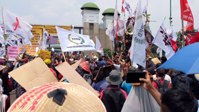 Unjuk Rasa Massa Memperingati Hari Tani di DPR