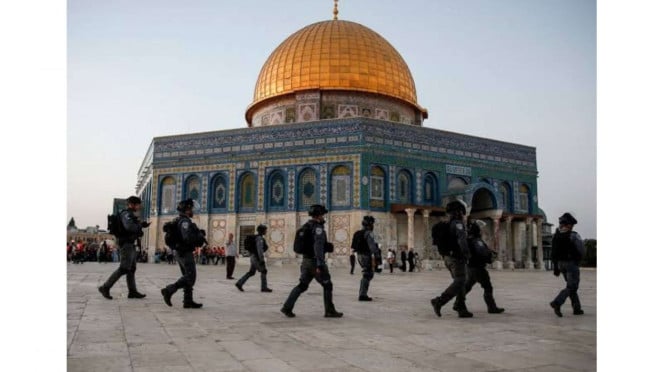 Ilustrasi tentara Israel di depan Masjid
