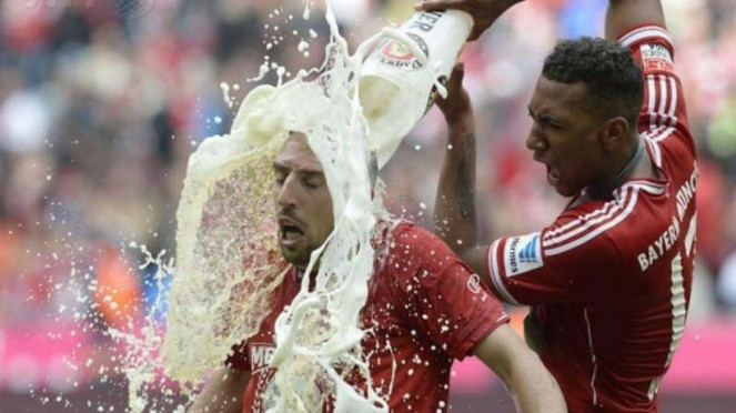 Franck Ribery disiram bir oleh Jerome Boateng, 1. Clarence Seedorf, 2. Franck Ribery, 3. Thomas Partey, 4. Paul Pogba, 5. Nicolas Anelka, 6. Emmanuel Adebayor, 7. Eric Abidal
