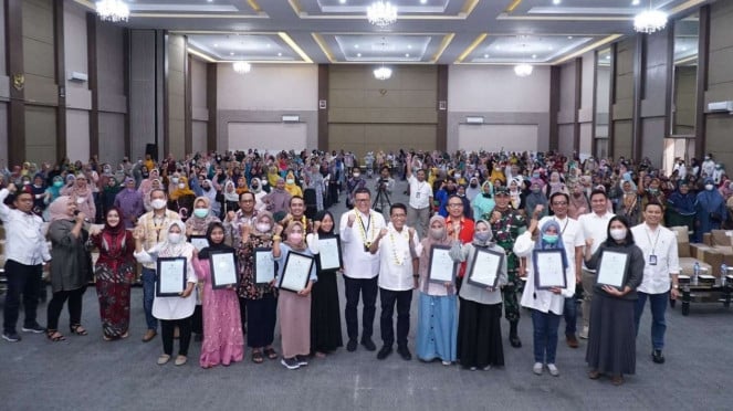 Politisi Golkar Misbakhun Bersama Ibu-ibu Program Mekaar PT PNM