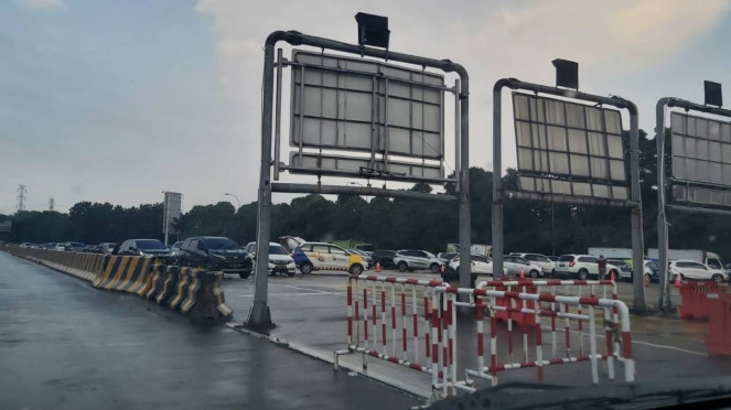 Ruas Tol JORR arah Jakarta-BSD dialihkan karena banjir.