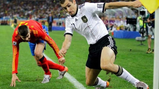 Bomber Timnas Jerman, Miroslav Klose saat beraksi di Piala Dunia 2010, 1. Menjadi Pemain Pertama yang Tampil di Enam Edisi Piala Dunia, 2. Messi Mengejar Rekor Top Skor Sepanjang Masa Piala Dunia, 3. Messi Memburu Rekor Assist Terbanyak, 4. Messi Dekati Rekor Kemenangan Terbanyak, 5. Ronaldo Ingin Menambah Warisan Gol di Piala Dunia, 6. Messi Berpeluang Tampil di Final Piala Dunia Ketiga