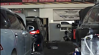 VIVA Otomotif: Ilustrasi bengkel mobil.