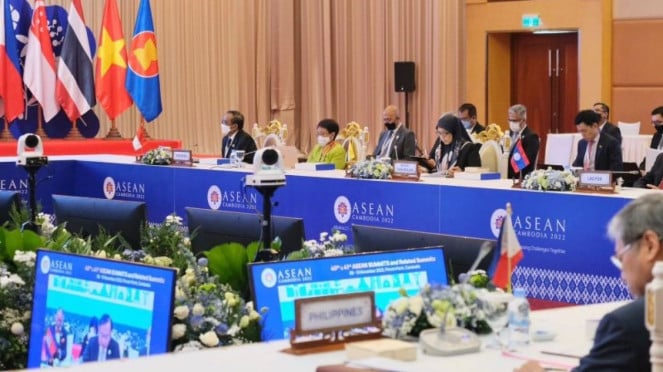 Menteri Luar Negeri RI Retno Marsudi (tengah) menghadiri Pertemuan Dewan Politik Keamanan ASEAN ke-25 di Phnom Penh, Kamboja, Kamis (10/11/2022).