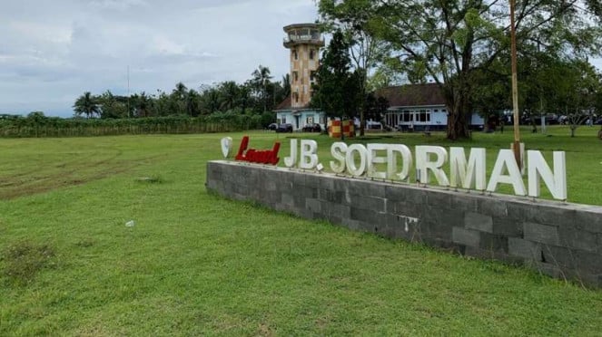 Bandara Jenderal Besar Soedirman di Purbalingga, 1. Bandara Wiriadinata , 2. Bandara Kertajati, 3. Bandara JB Soedirman, 4. Bandara Ngloram, 5. Bandara Dhoho