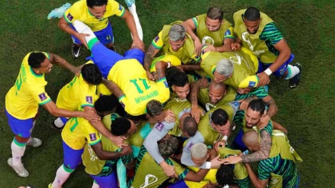 Pemain Timnas Brasil rayakan gol Richarlison, 1. Kontrak Bojan Hodak Habis Musim Ini, Begini Kata Manajemen Persib, 2. Habis Dihukum AFC Rp3,5 Miliar, Persib Disanksi Komdis PSSI Rp455 Juta, 3. Daftar Bintang Timnas Brasil yang Dicoret Carlo Ancelotti untuk Piala Dunia 2026, Antony dan Richarlison Tersingkir, 4. Kisah Legendaris: Benarkah Ronaldo Diracun Sebelum Final Piala Dunia 1998?