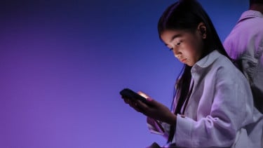 Ilustrasi anak main HP/gadget., 1. Belanja Online Tanpa Pikir Panjang, 2. Menghindari Cek Keuangan, 3. Tidur Terlalu Larut, 4. Hiburan Tanpa Nilai Pembelajaran, 5. Terlalu Sering Memesan Makanan Siap Saji, 6. Mengabaikan Relasi Sosial, 7. Mengandalkan Alkohol atau Zat Tertentu untuk Menghilangkan Stres, 8. Terlalu Banyak Mengeluh Tanpa Tindakan, 9. Tidak Menyiapkan Hari Esok