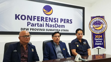 Ketua DPW NasDem Sumut, Iskandar ST (tengah).