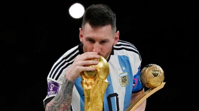 Kapten Timnas Argentina, Lionel Messi mencium trofi Piala Dunia 2022., 1. Luka Modric, 2. Lionel Messi, 3. Cristiano Ronaldo, 4. Sergio Ramos, 5. Oscar Ustari   , 6. Guillermo Ochoa, 7. Lukasz Fabianski, 8. Lukas Podolski, 9. Roque Santa Cruz, 10. Jose Montiel