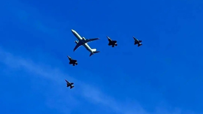 VIVA Militer: Jet tempur F-35 militer Amerika dikawal F-16 TNI Angkatan Udara, VIVA Militer: Jet tempur F-16V Viper Angkatan Udara Amerika Serikat , VIVA Militer: Pesawat Pembom Angkatan Udara Amerika Serikat, B-52 Stratofortress, VIVA Militer: Pesawat tanker (bahan bakar) Boeing KC-46 Pegasus, Helikopter UH-60 Black Hawk milik militer AS, VIVA Militer: Jet tempur F-35 militer Amerika dikawal F-16 TNI Angkatan Udara, Pesawat Jet F-15