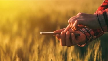 Ilustrasi petani menggunakan teknologi / smartphone.