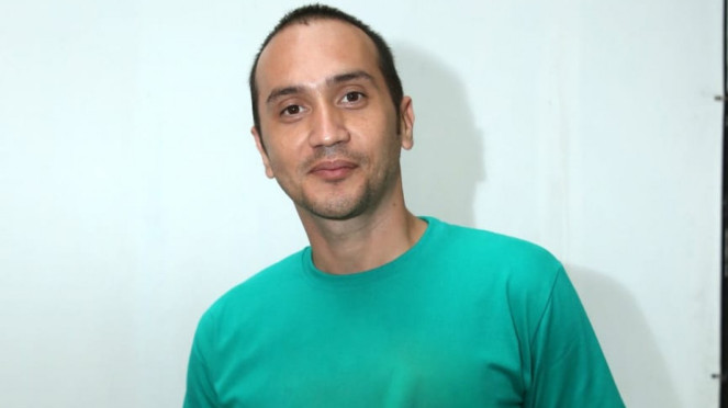 Gary Iskak, 1. Nurul Qomar, 2. Sandy Permana, 3. Emilia Contessa, 4. Ari Jamasari, 5. Mat Solar, 6. Ray Sahetapy, 7. Titiek Puspa, 8. Ricky Siahaan, 9. Gatot Kies, 10. Chairil JM, 11. Gustiwiw, 12. Hamdan ATT, 13. Mpok Alpa, 14. Adjie Soetama, 15. Yetty Wiyaja, 16. Acil Bimbo, 17. Nandi Juliawan, 18. Mudy Taylor, 19. Gary Iskak, 20. Epy Kusnandar