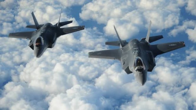 VIVA Militer: Jet tempur siluman F-35 Lightning II militer Amerika Serikat, VIVA Militer: Jet tempur F-16V Viper Angkatan Udara Amerika Serikat , VIVA Militer: Pesawat Pembom Angkatan Udara Amerika Serikat, B-52 Stratofortress, VIVA Militer: Pesawat tanker (bahan bakar) Boeing KC-46 Pegasus, Helikopter UH-60 Black Hawk milik militer AS, VIVA Militer: Jet tempur F-35 militer Amerika dikawal F-16 TNI Angkatan Udara, Pesawat Jet F-15