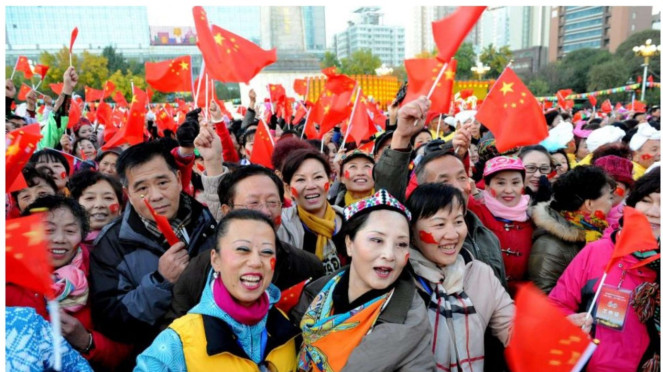 Ilustrasi populasi warga China., Ilustrasi populasi warga China., Teknologi dan Intimidasi Menyeberangi Batas Negara, Kecanggihan Teknologi dan Ekspansi Global, Dunia Demokratis Gagal Mengimbangi, Tantangan Kedaulatan dan Hak Asasi