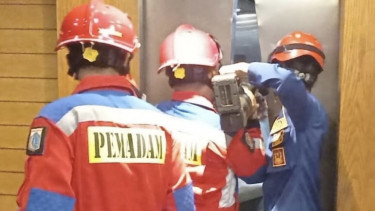 Petugas Damkar mengevakuasi warga yang terjebak di lift macet restoran