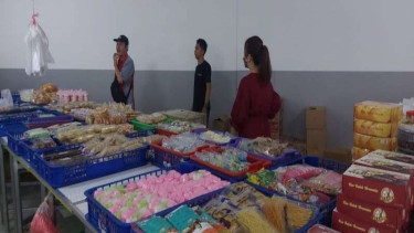 Pedagang kue subuh di Senen Jaya mulai berdagang kembali di lokasi baru.