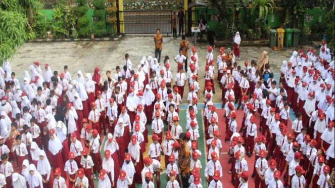 Siswa SDN Kademangan 01 Tangsel mengikuti uji coba edukasi pilah sampah.