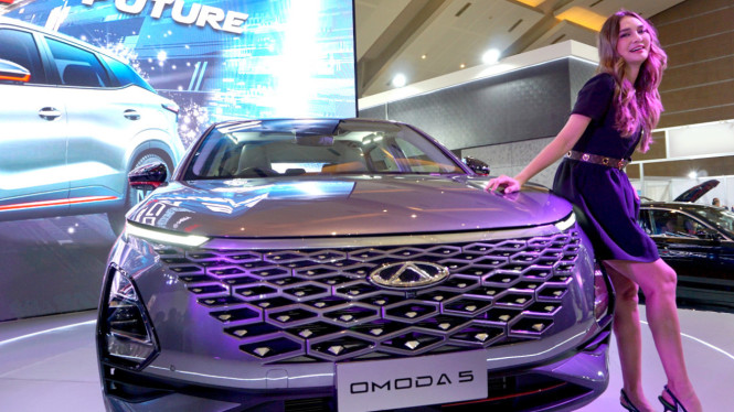VIVA Otomotif: Luna Maya di booth Chery IIMS 2023