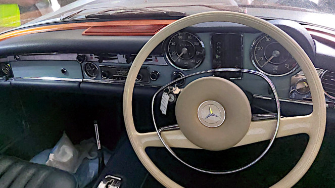 VIVA Otomotif: Lelang mobil klasik Mercedes-Benz 280 SL di Semarang.