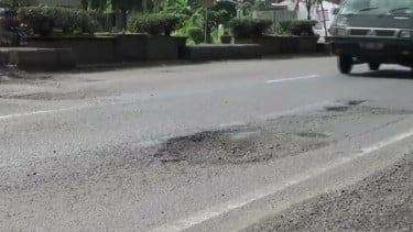 Ilustrasi jalan berlubang